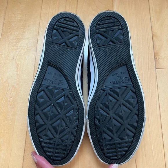 LIKE NEW Converse Black and White Classic Sneakers - Picture 5 of 9